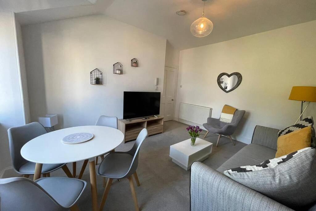 No 10 Immaculate City Centre, Top Floor 2 Bed Flat With Free Parking Inverness Extérieur photo
